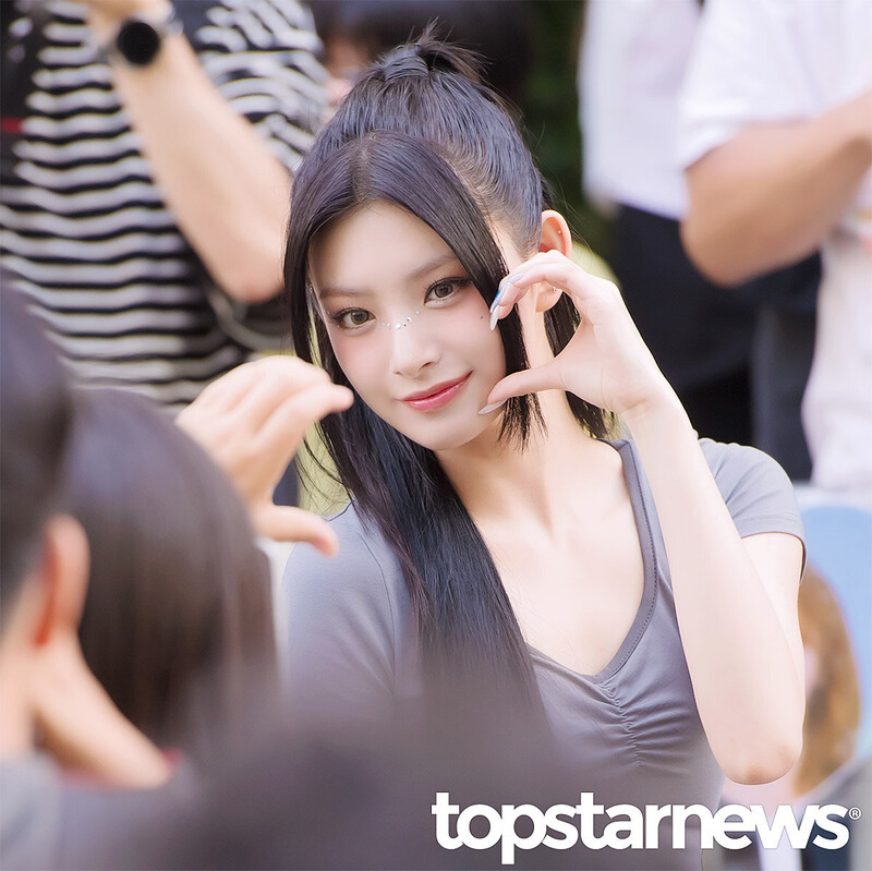 240614 EVERGLOW Yiren - Music Bank Commute documents 3