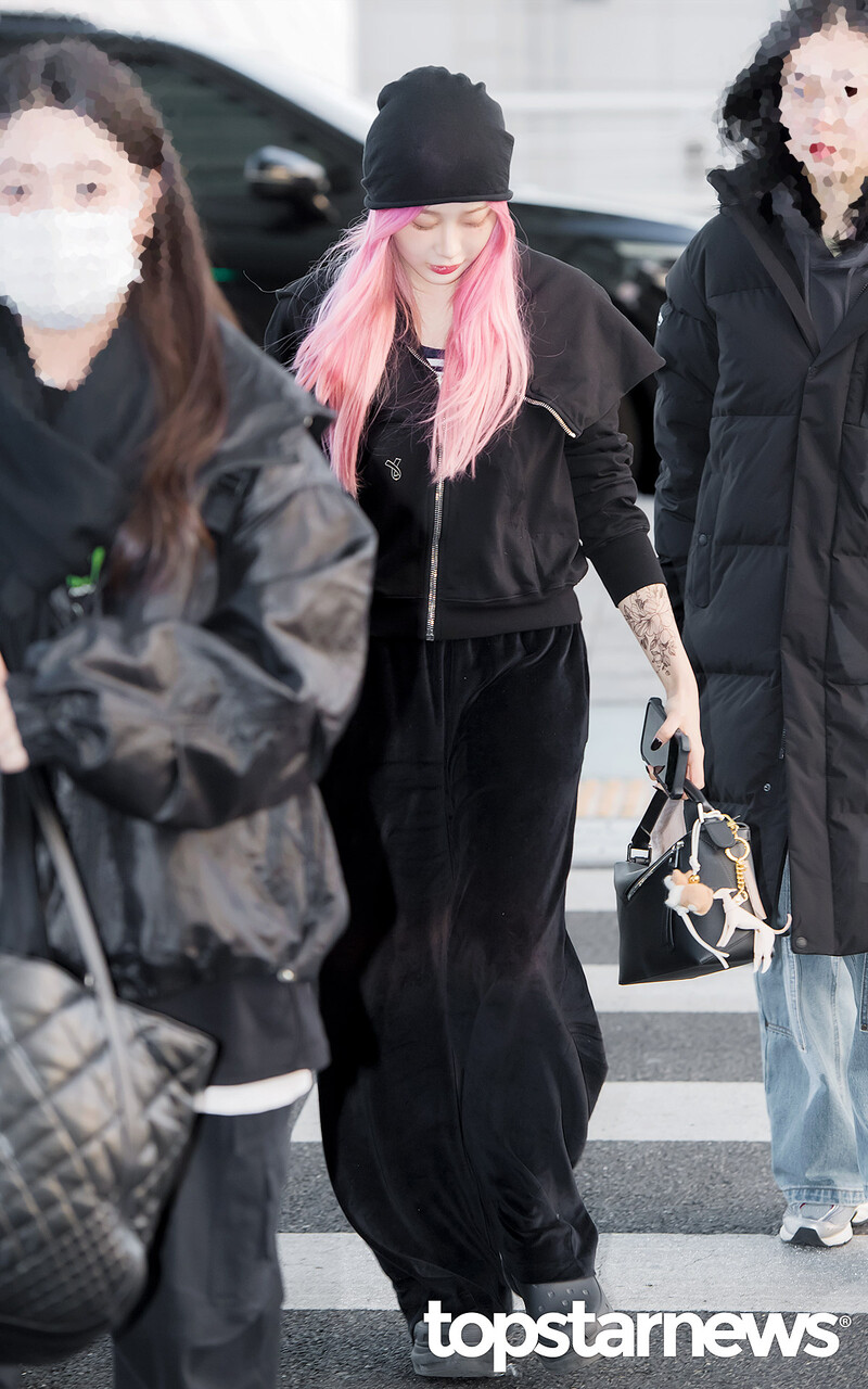 250103 aespa Giselle at Incheon Airport documents 2