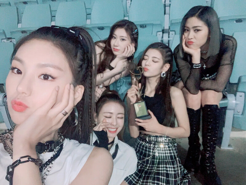 200131 ITZY Twitter Update | kpopping