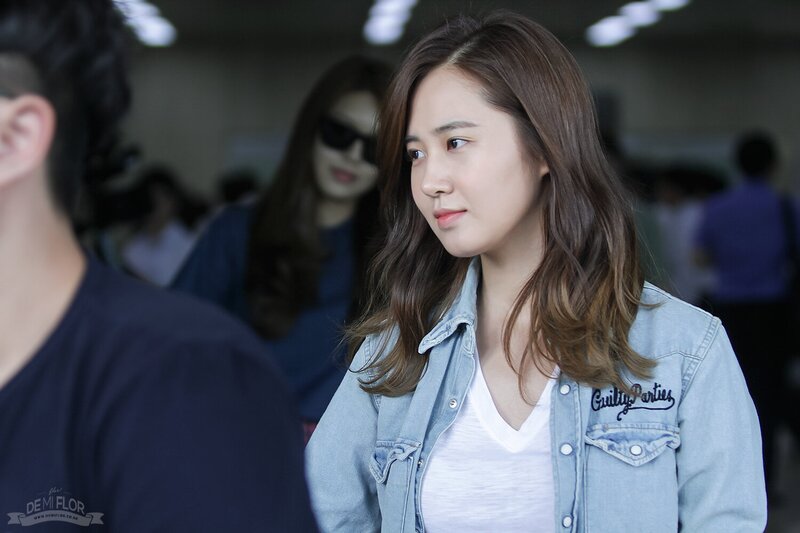 140714 Girls' Generation Yuri at Gimpo Airport documents 3