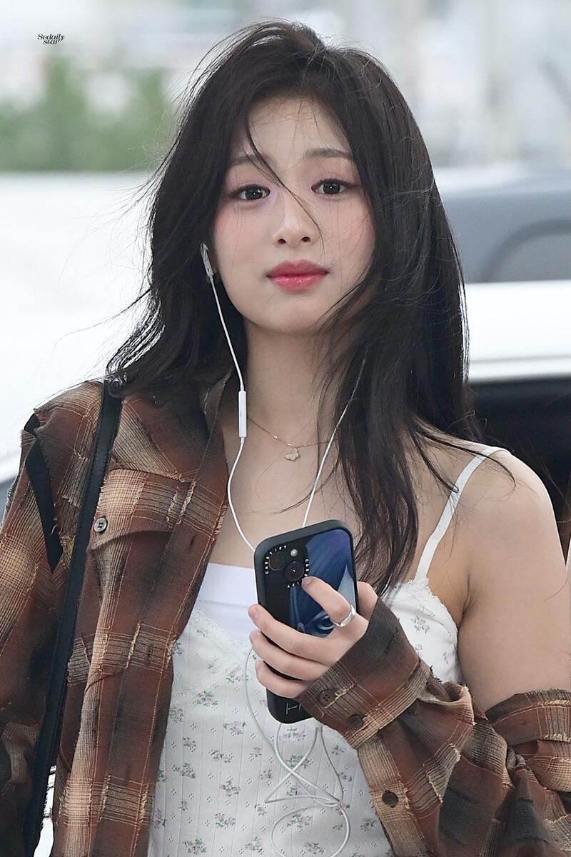 240729 BABYMONSTER Ahyeon at Incheon International Airport documents 9