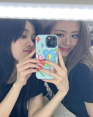 220809 ITZY Instagram Update - Ryujin & Yuna