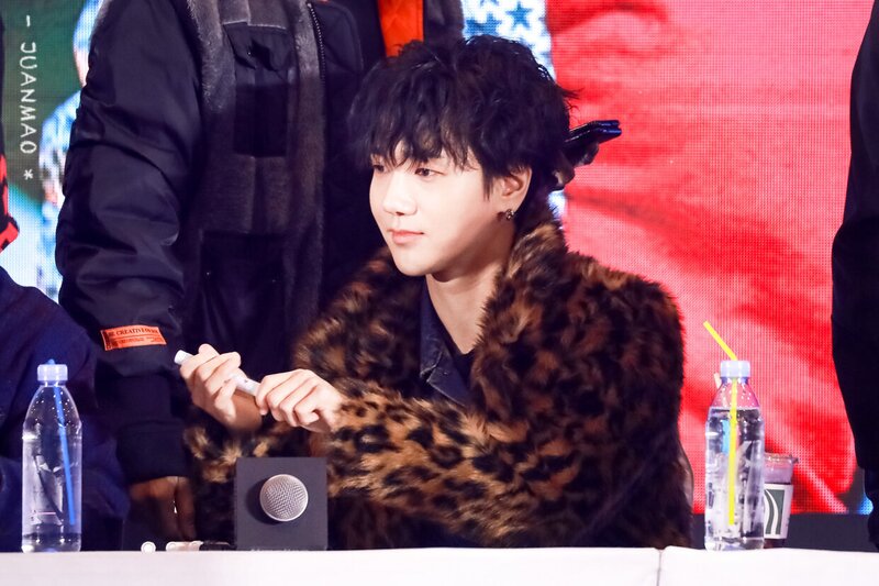 200105 Super Junior Yesung at 'Timeslip' Fansign in Chengdu documents 10