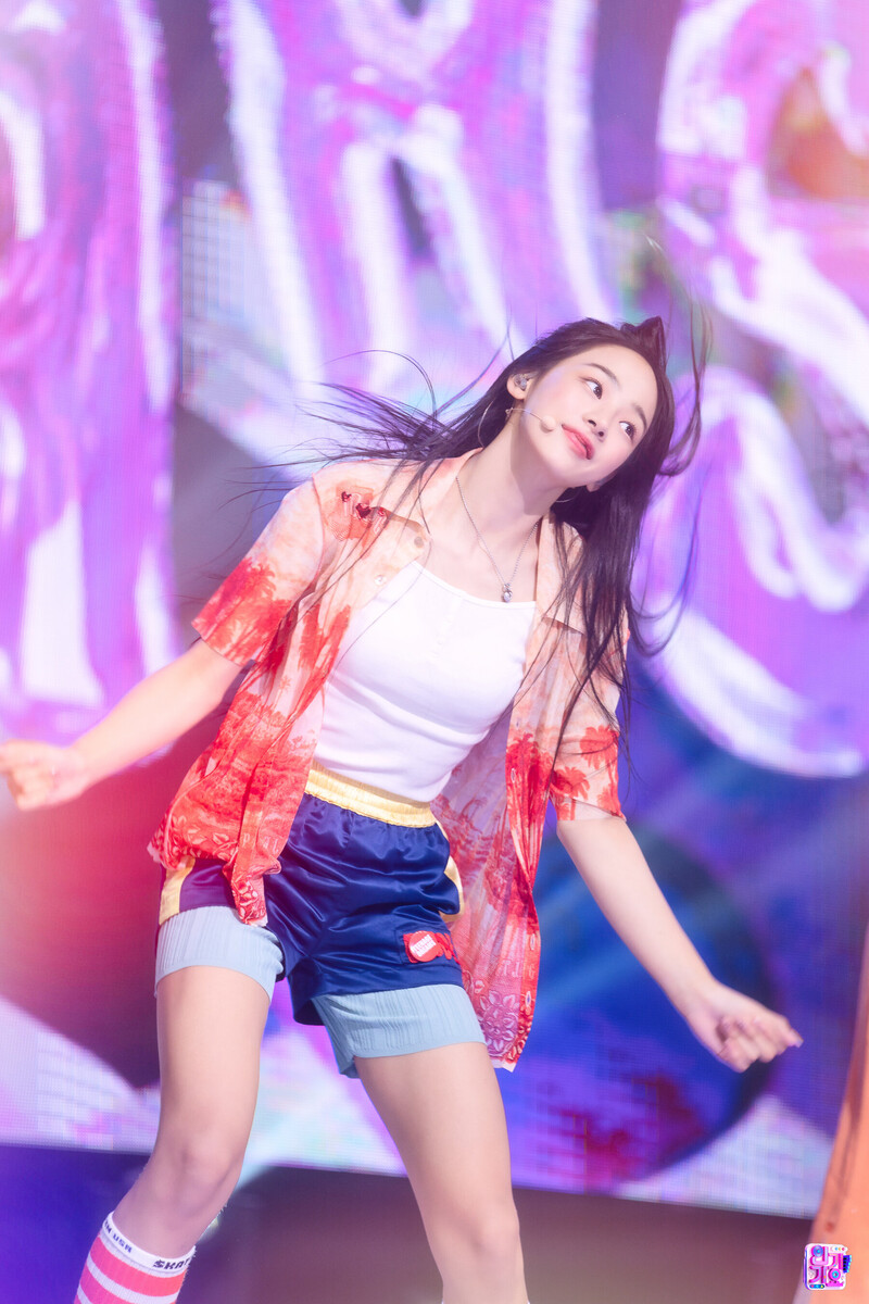 220814 NewJeans Minji - 'Attention' at Inkigayo documents 7