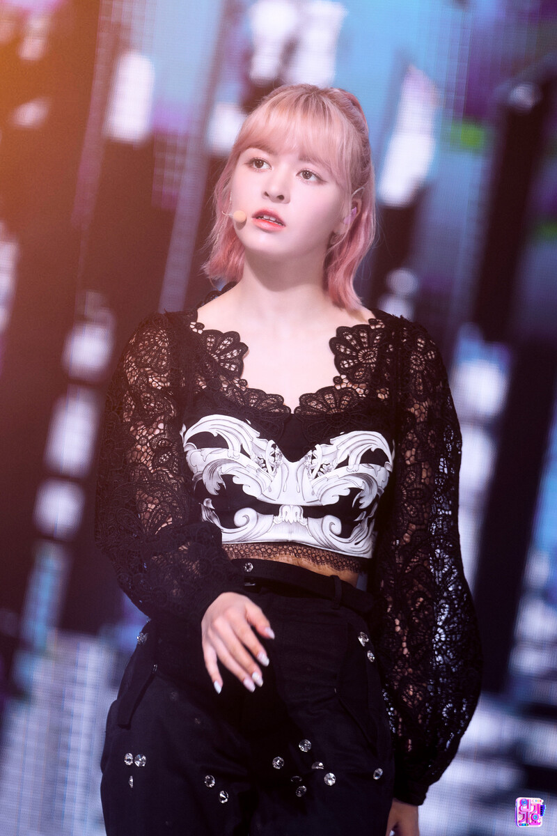 221009 NMIXX Lily - 'DICE' at Inkigayo documents 1