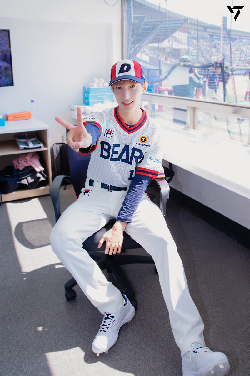 230519 SEVENTEEN Weverse Update - DK First Pitch for Doosan Bears Behind Sketch documents 4