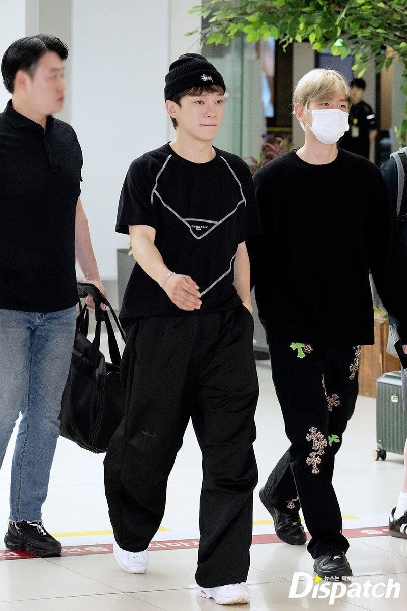 230610 EXO Chen at Gimpo Airport documents 2