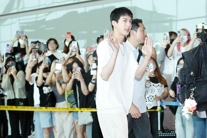 240711 BTS Jin at Incheon International Airport documents 3