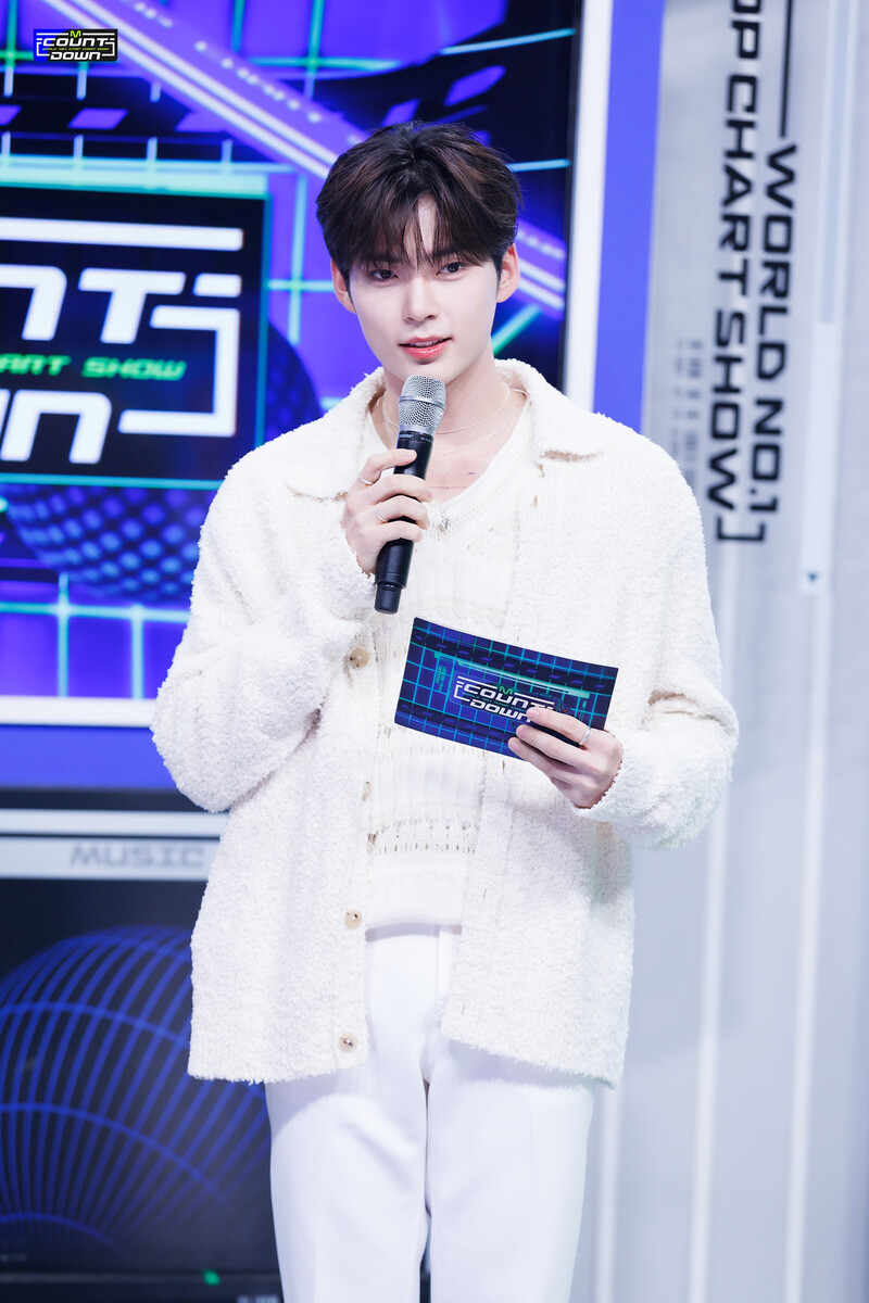 2321116 MC Hanbin at M Countdown documents 5