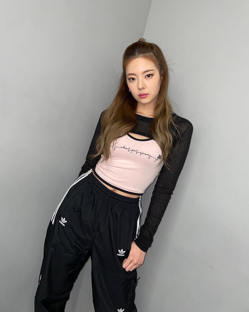 220410 ITZY SNS Update - Lia documents 4