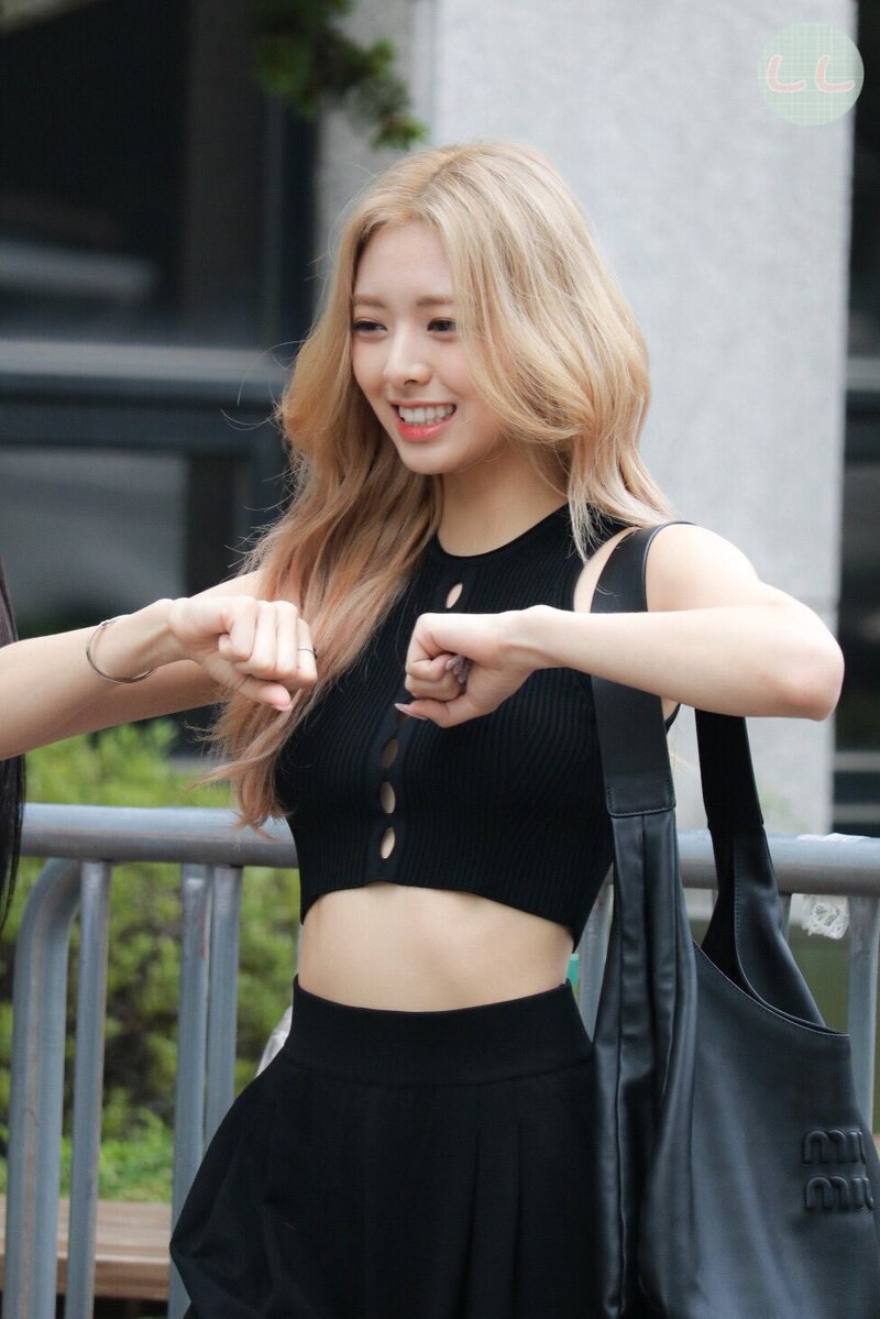 220722 ITZY Yuna - Music Bank Commute documents 4