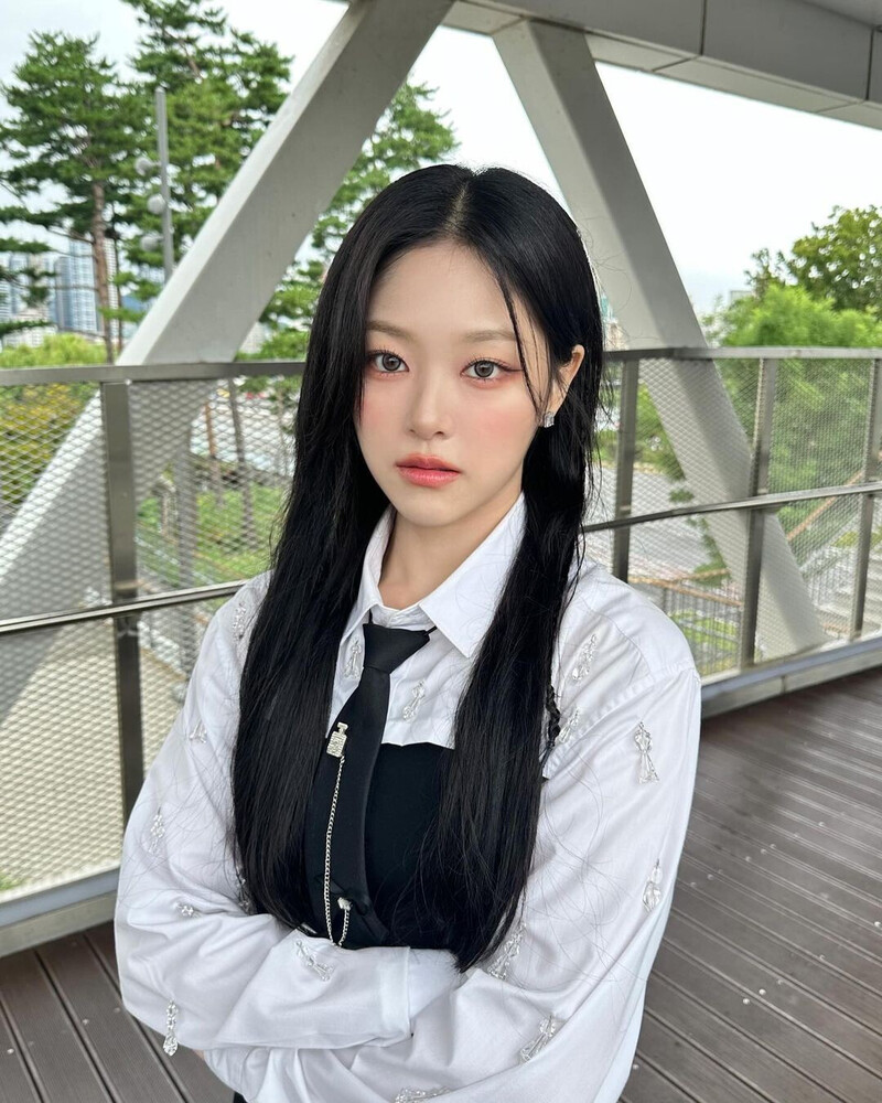 240906 - HyunJin Instagram Update documents 2