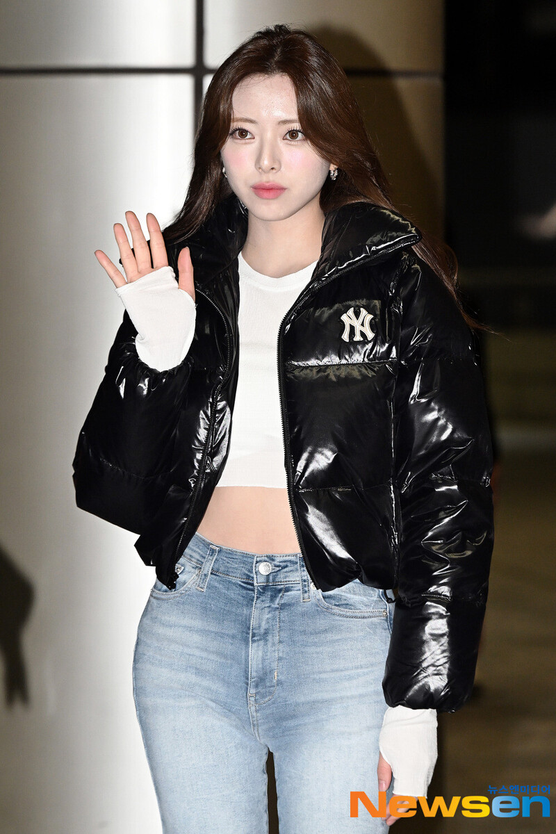 241013 ITZY Yuna at Gimpo International Airport documents 1