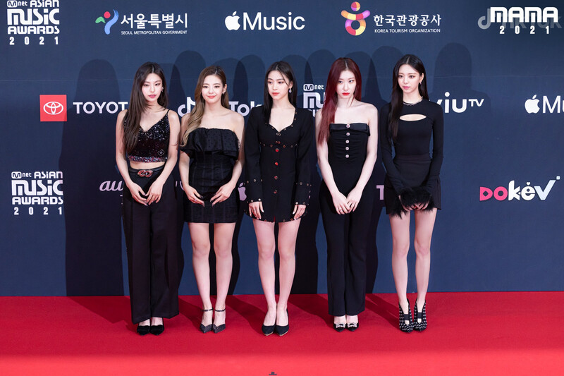 211217 Mnet Twitter Update - ITZY - 2021 MAMA Red Carpet Behind documents 1