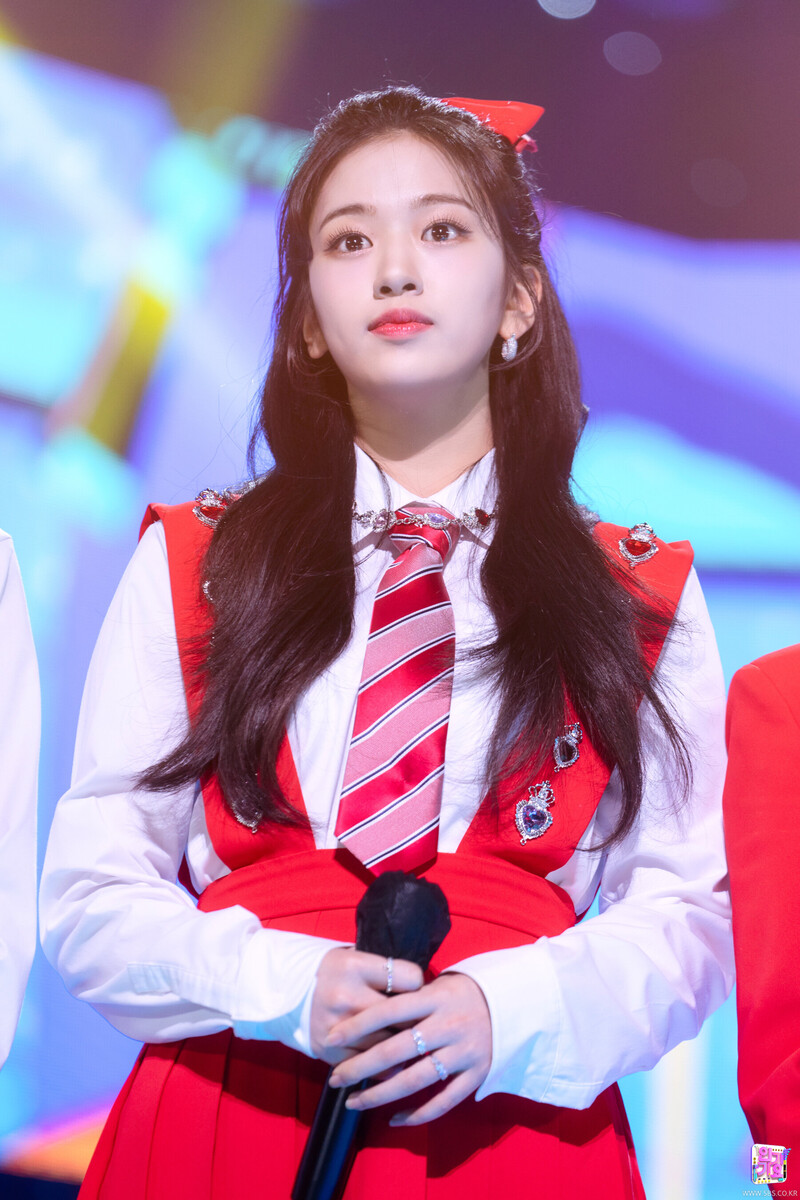 220501 IVE Yujin - 'LOVE DIVE' at Inkigayo documents 14