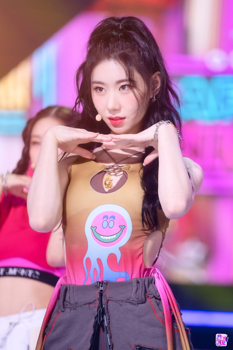 220724 ITZY Chaeryeong - 'SNEAKERS' at Inkigayo documents 14