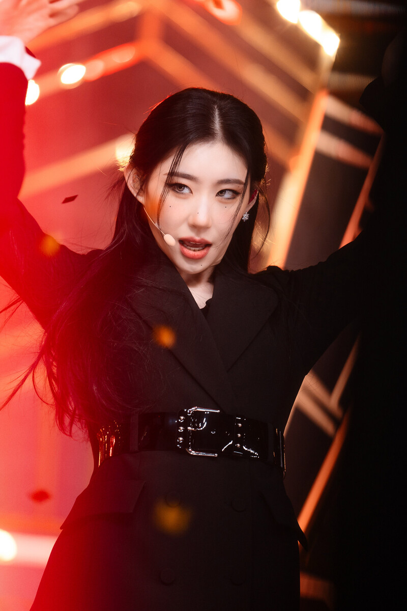 221204 ITZY Chaeryeong - 'Cheshire' at Inkigayo documents 9