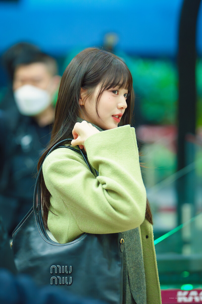 231114 IVE's Wonyoung at Gimpo International Airport (GMP) documents 6