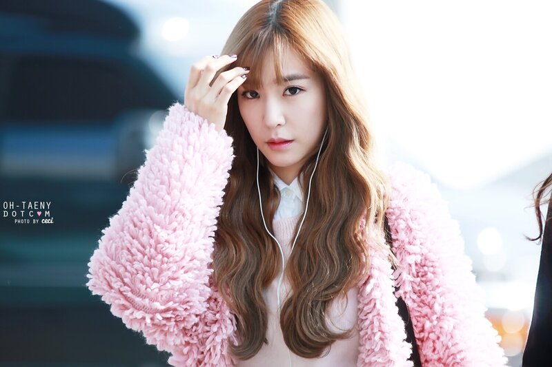 141121 Girls' Generation Tiffany at Incheon Airport documents 4