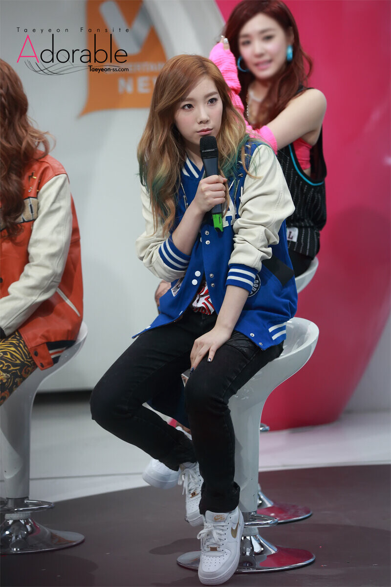 130103 Girls' Generation Taeyeon & YoonA at Mnet Wide documents 8