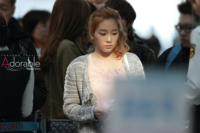 130329 Girls' Generation Taeyeon at Incheon Airport documents 4