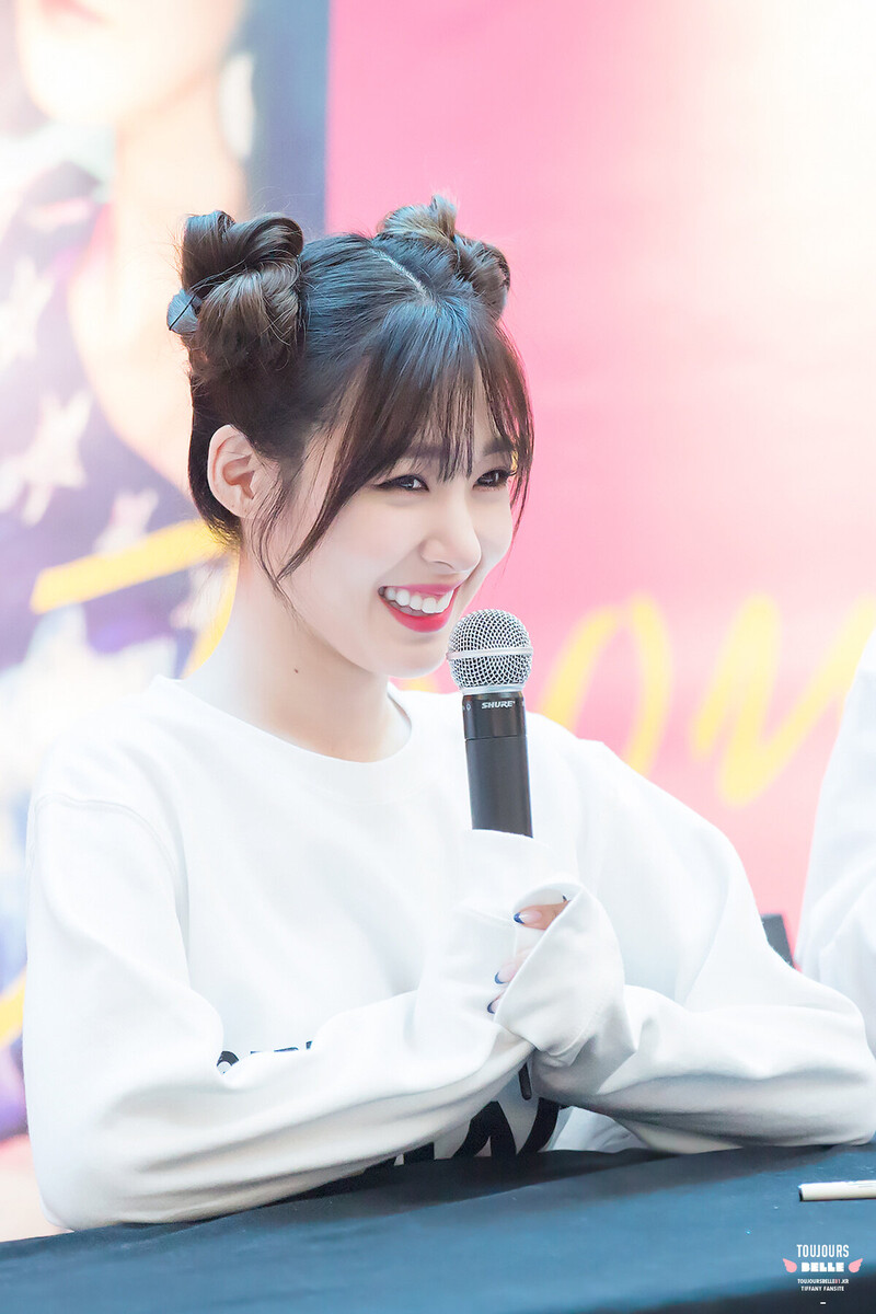 170813 Girls' Generation Tiffany at 10th Anniversary fansign documents 6