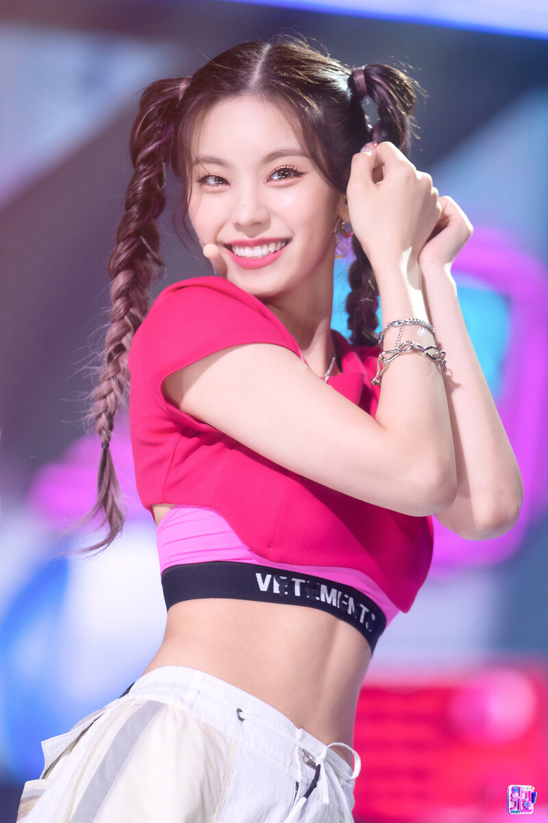 220724 ITZY Yeji - 'SNEAKERS' at Inkigayo documents 12