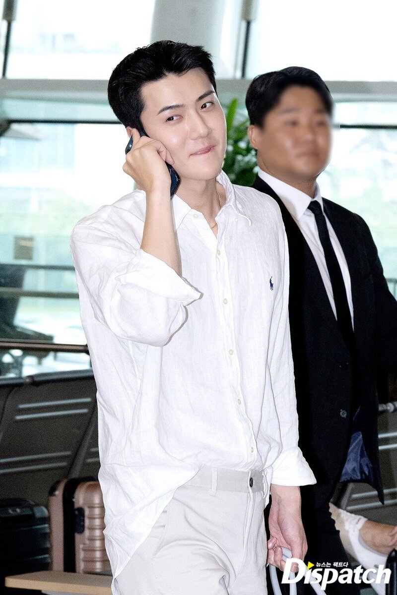 230608 EXO Sehun at Gimpo Airport documents 1