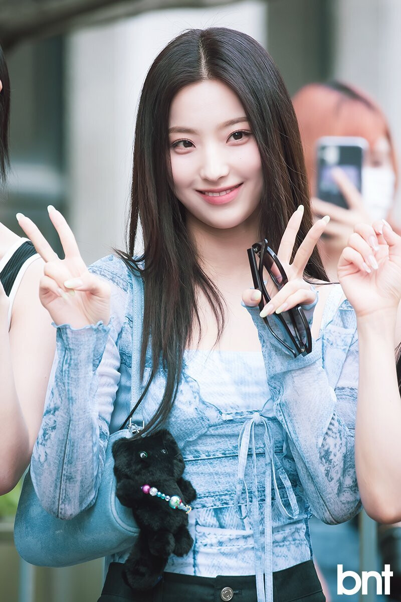 230616 fromis_9 Saerom - Music Bank Commute documents 5