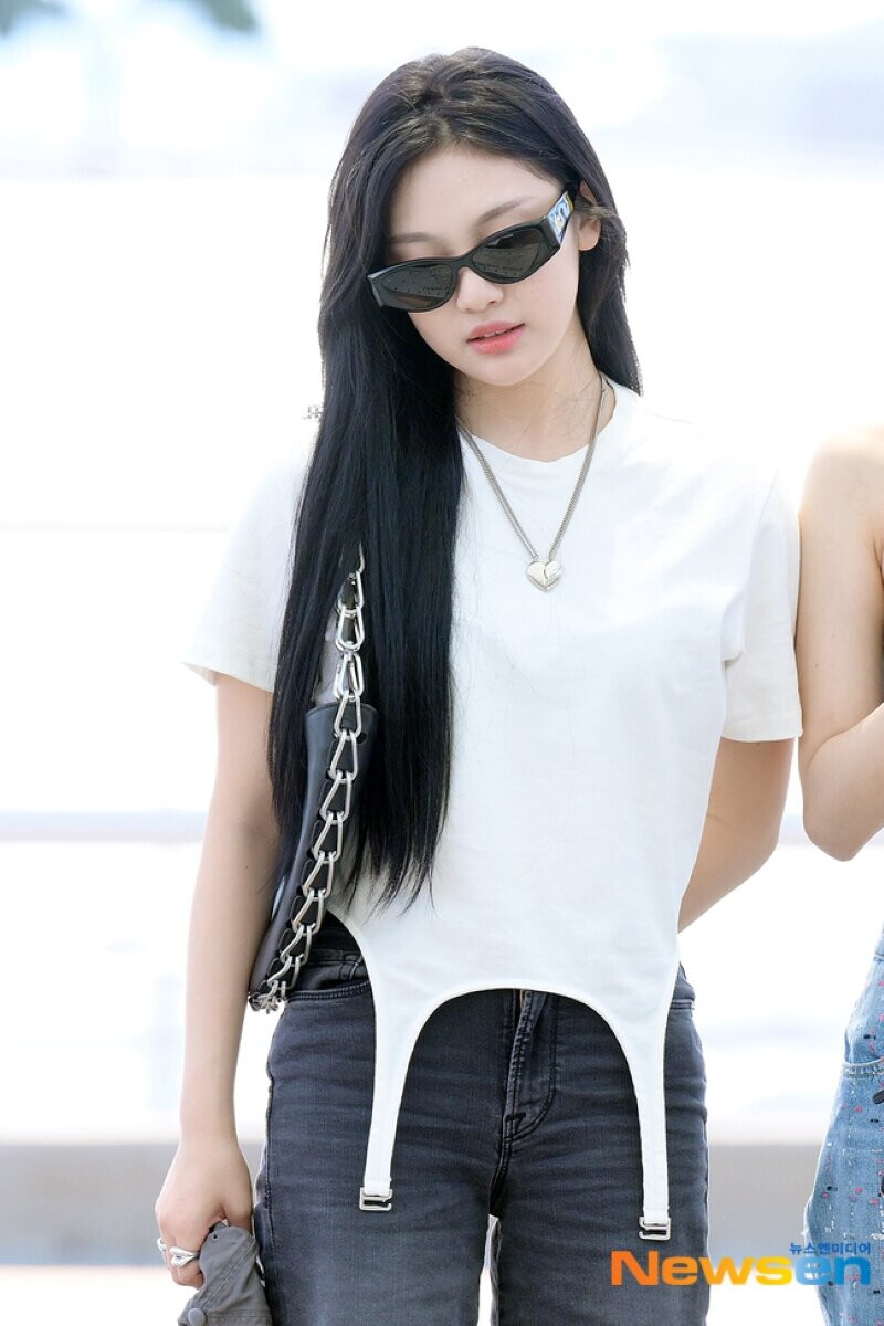 230808 AESPA Ningning at Incheon International Airport documents 2