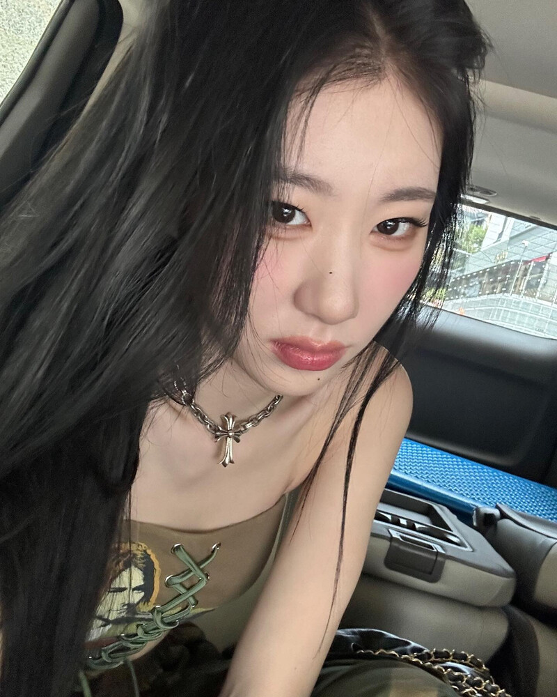 230824 - ITZY CHAERYEONG Instagram Update documents 3