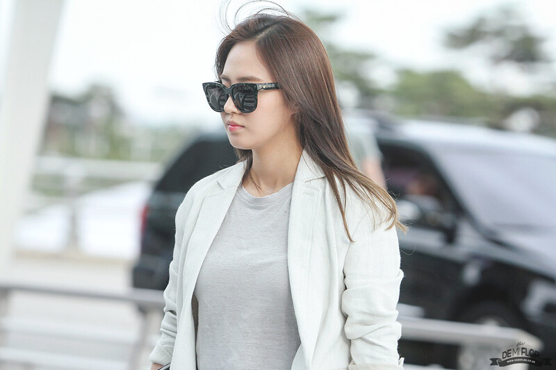 140604 Girls' Generation Yuri at Incheon Airport documents 1