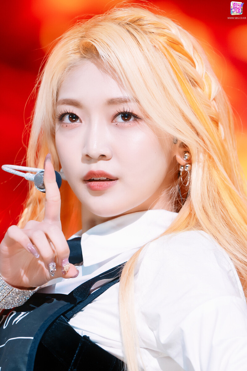 211212 EVERGLOW Onda - "Pirate" at Inkigayo documents 7