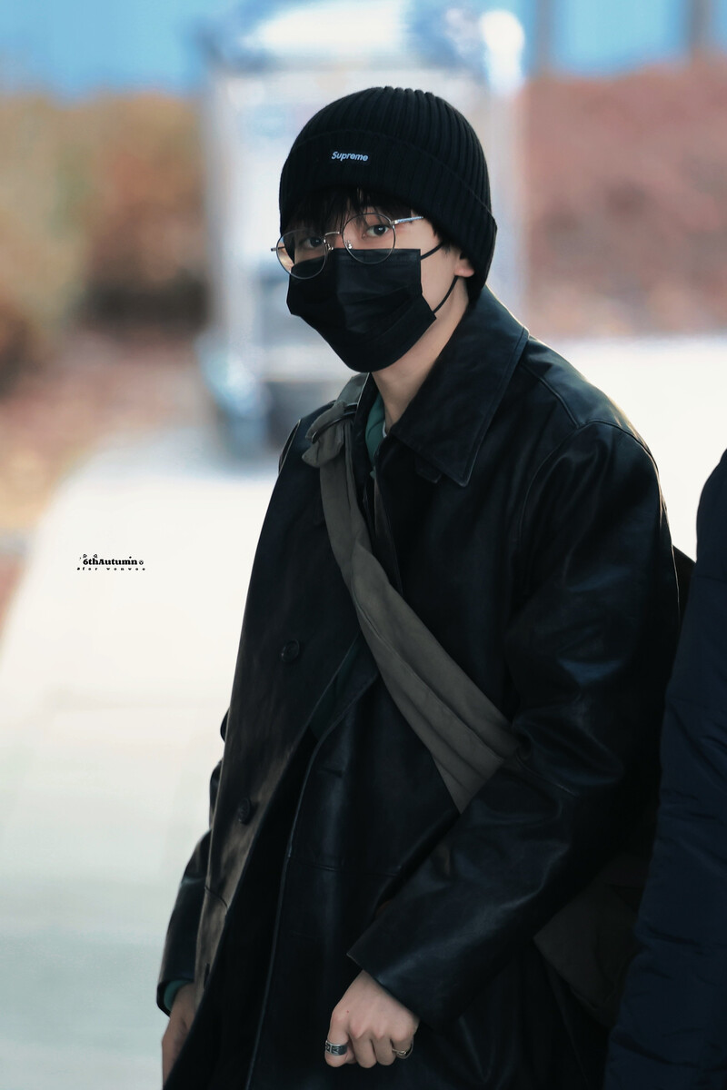 241229 SEVENTEEN Wonwoo at Gimpo International Airport documents 3