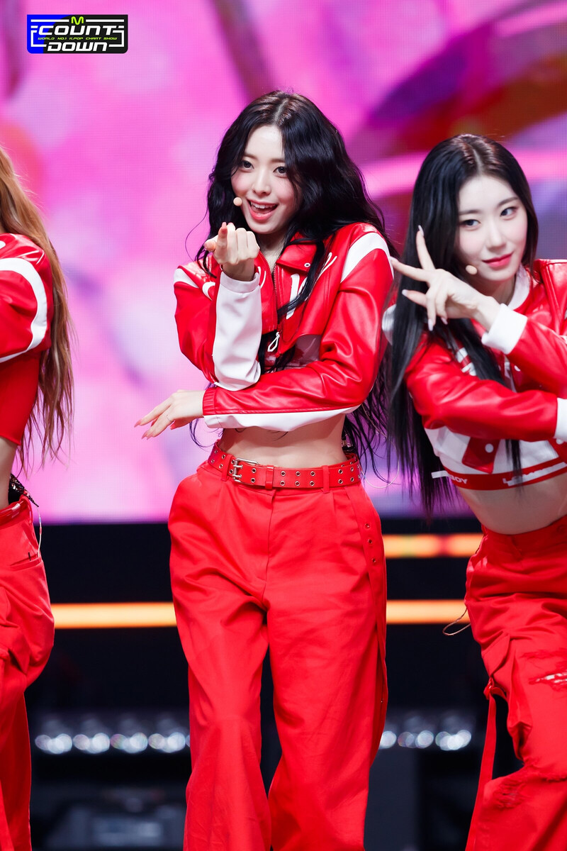 230810 ITZY Yuna - 'CAKE' at M COUNTDOWN documents 16