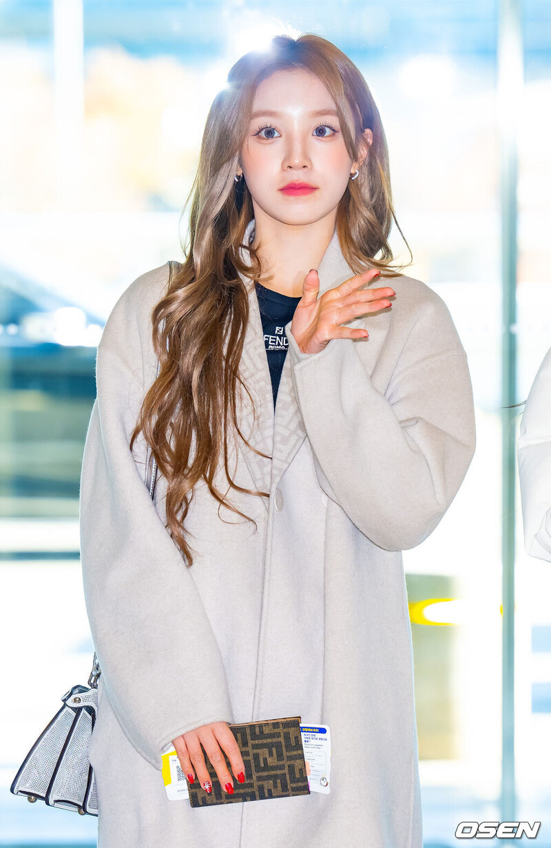 231125 (G)I-DLE Yuqi at Gimpo International Airport documents 5