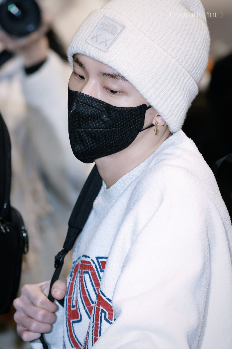 241227 StrayKids Hyunjin at Airport documents 8