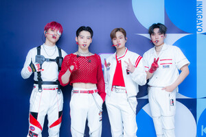 220529 SBS Twitter Update- AB6IX at INKIGAYO Photowall