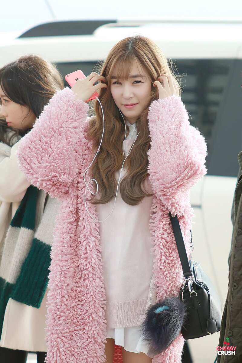 141121 Girls' Generation Tiffany at Incheon Airport documents 3