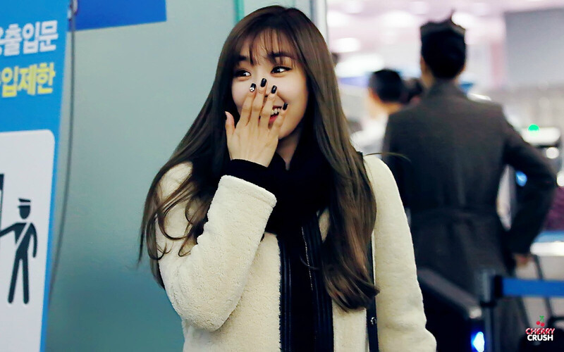 141202 Girls' Generation Tiffany at Incheon & Hong Kong Airport documents 1