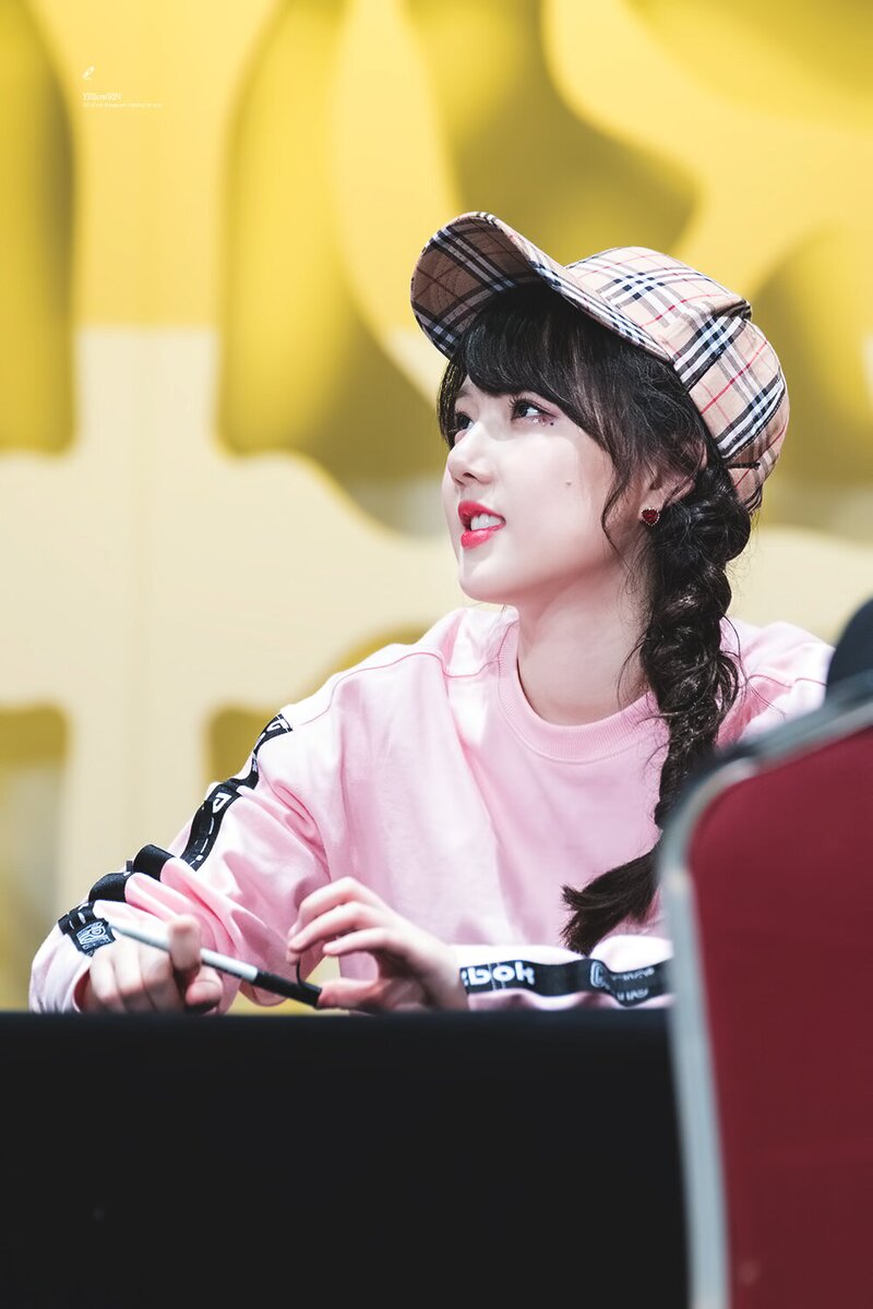 180503 GFRIEND Yerin at 'Time for the moon night' Sangam Fansign documents 3