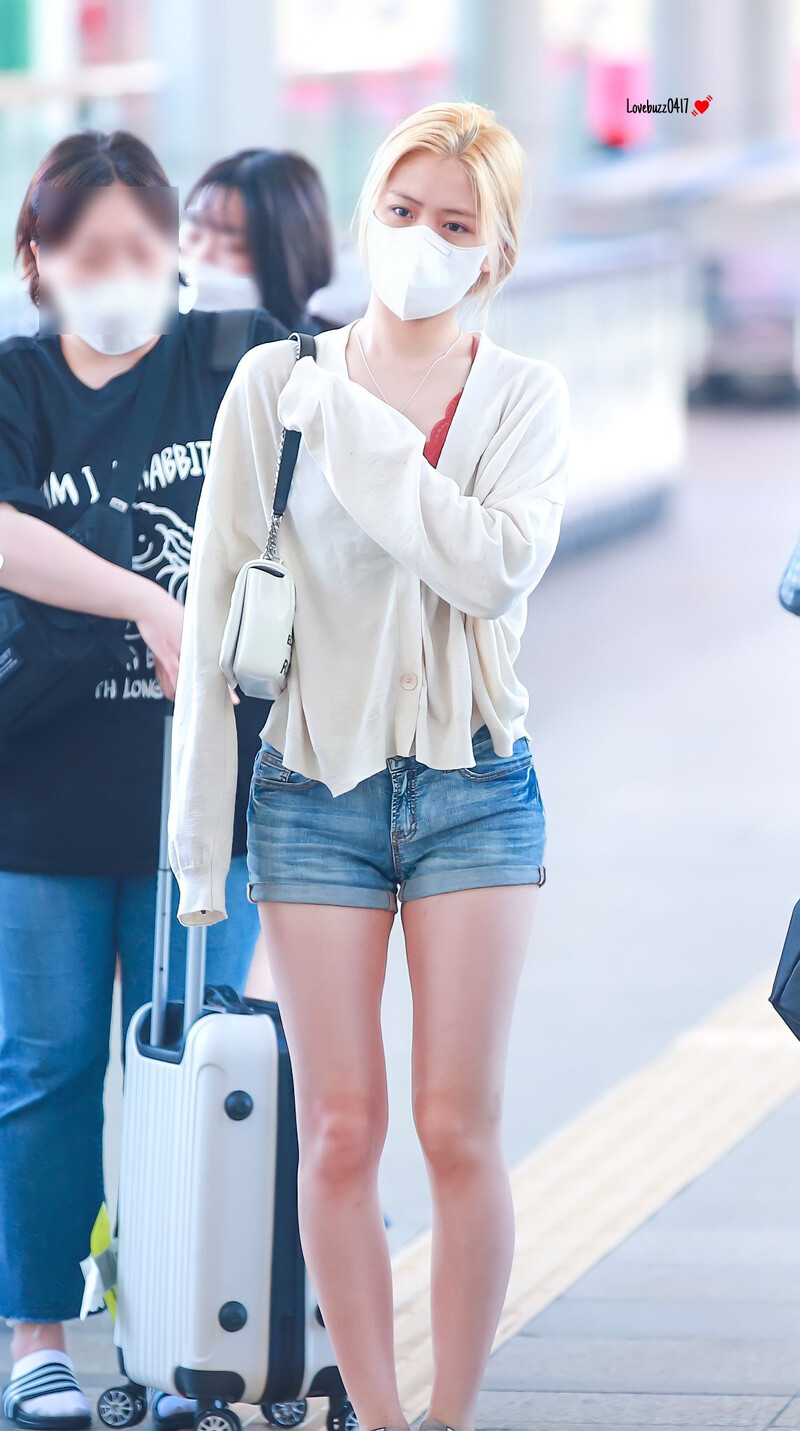 210609 ITZY Ryujin - Jeju International Airport documents 6