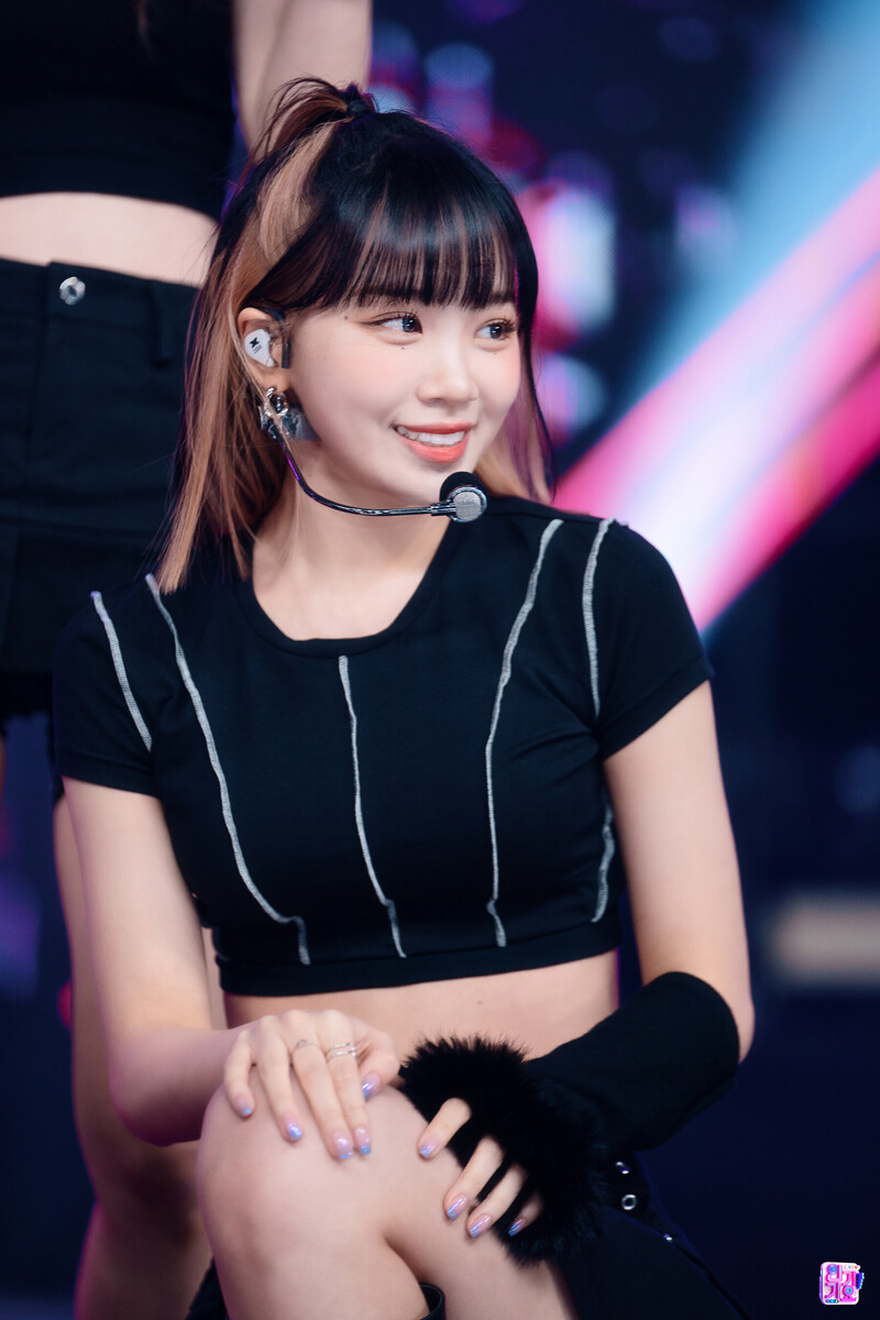 221106 LE SSERAFIM Chaewon - 'ANTIFRAGILE' at Inkigayo documents 23