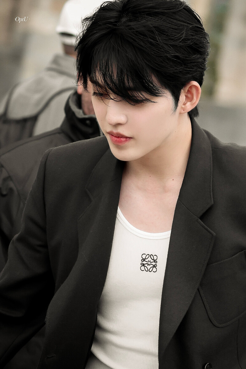 240927 SEVENTEEN S.Coups - LOEWE Paris Fashion Week documents 3