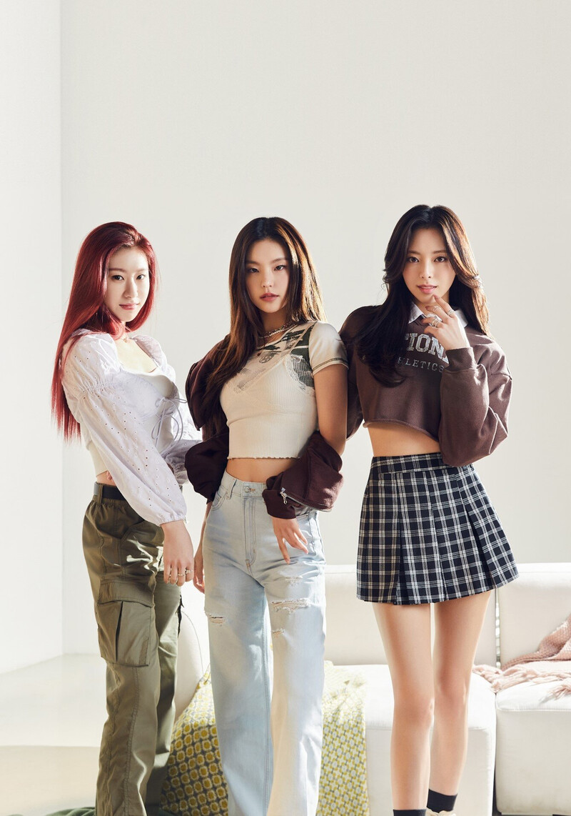 ITZY for H&M 2022 Spring / Summer Collection documents 10