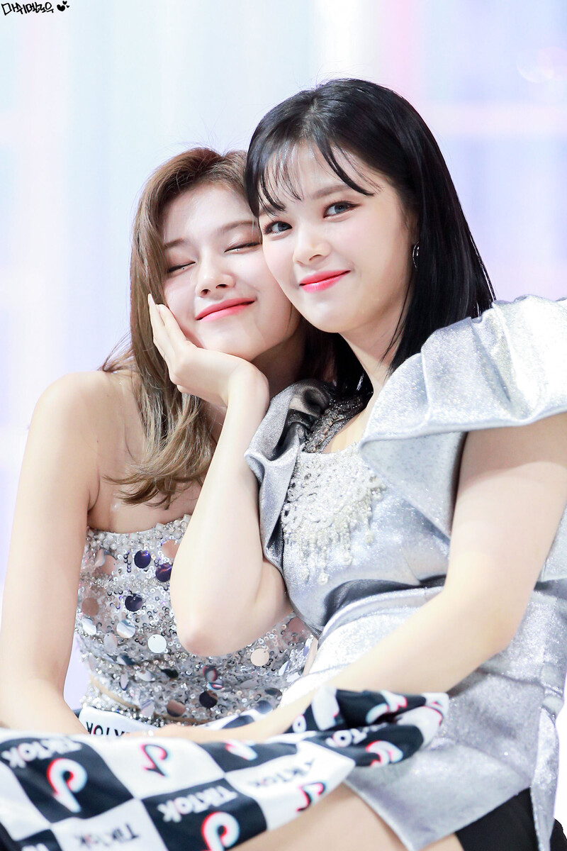 200105 TWICE Jeongyeon & Sana - 34th Golden Disc Awards Day 2 documents 1