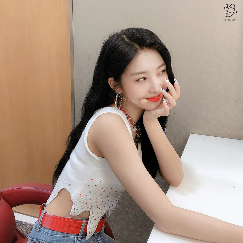 210712 Yuehua Naver Post - EVERGLOW KCON:TACT 4 U Waiting Room documents 27