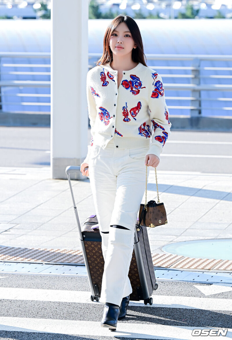 231001 New Jeans Hyein at Incheon International Airport documents 6