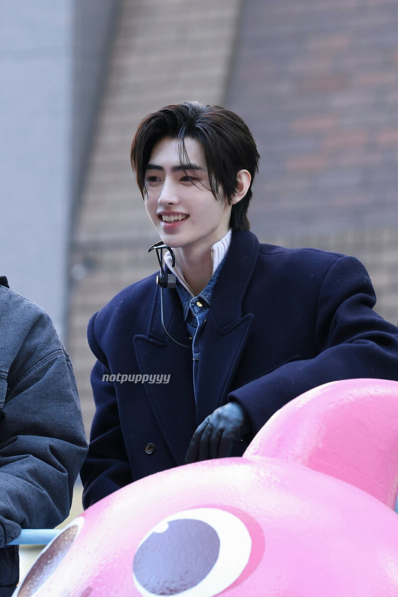 231123 SUNGHOON AT MACY'S THANKSGIVING PARADE documents 8