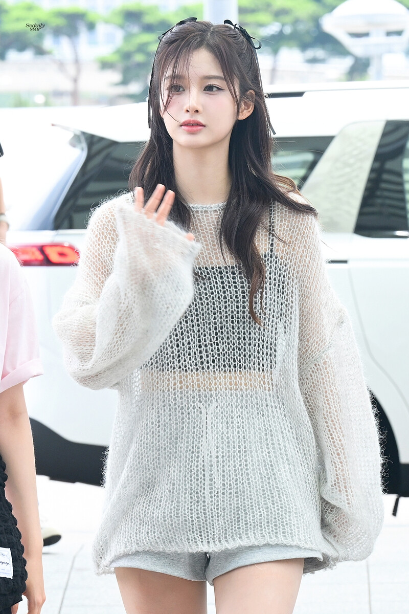 240726 NMIXX Sullyoon at Incheon International Airport documents 2